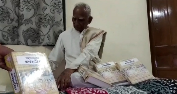 84 year old amaldhari singh got doctor of literature degree from banaras hindu university