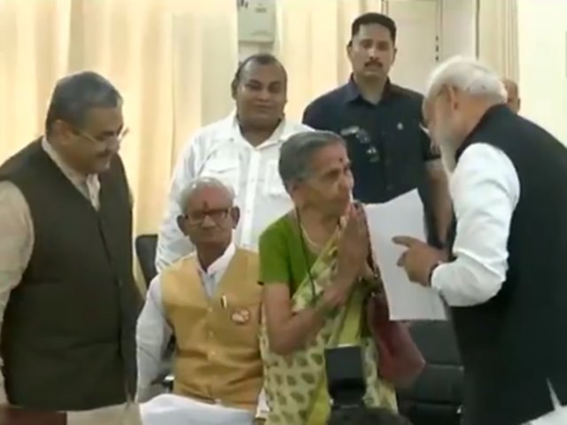 पीएम मोदी के साथ डोमराजा.