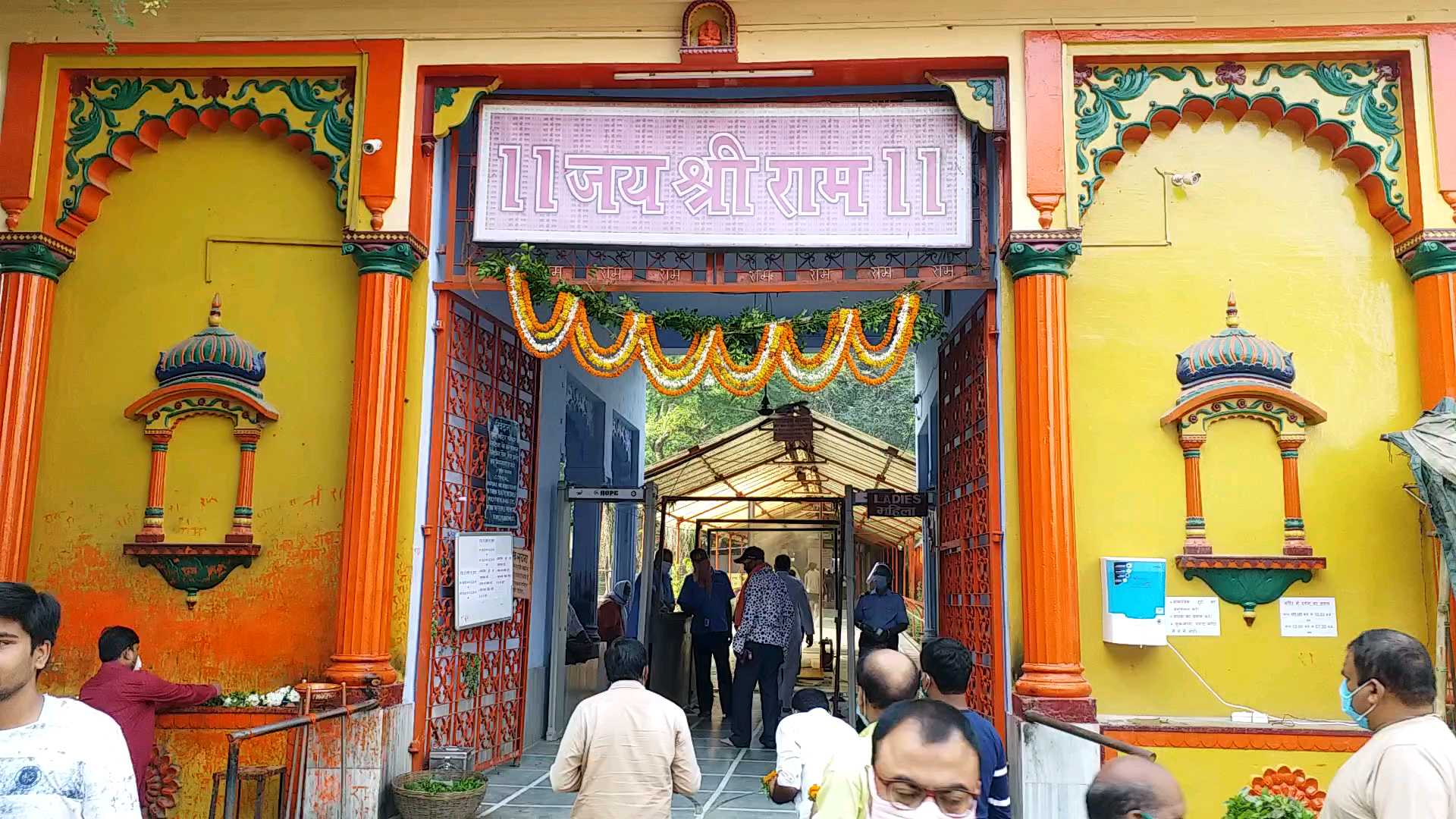 बनारस के प्रसिद्ध दुर्गा मंदिर और संकट मोचन मंदिर में बिना मास्क के प्रवेश वर्जित