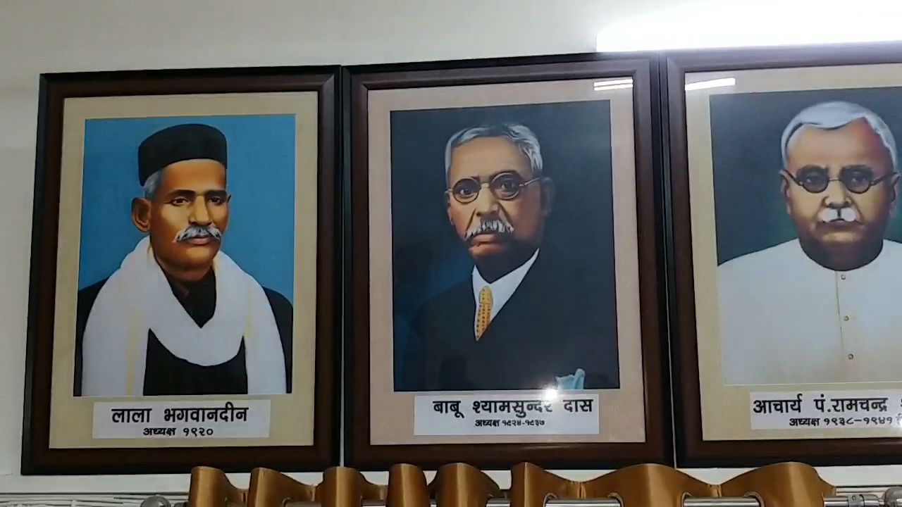 हिंदी विभाग में लगी महान विभूतियों की तस्वीर.