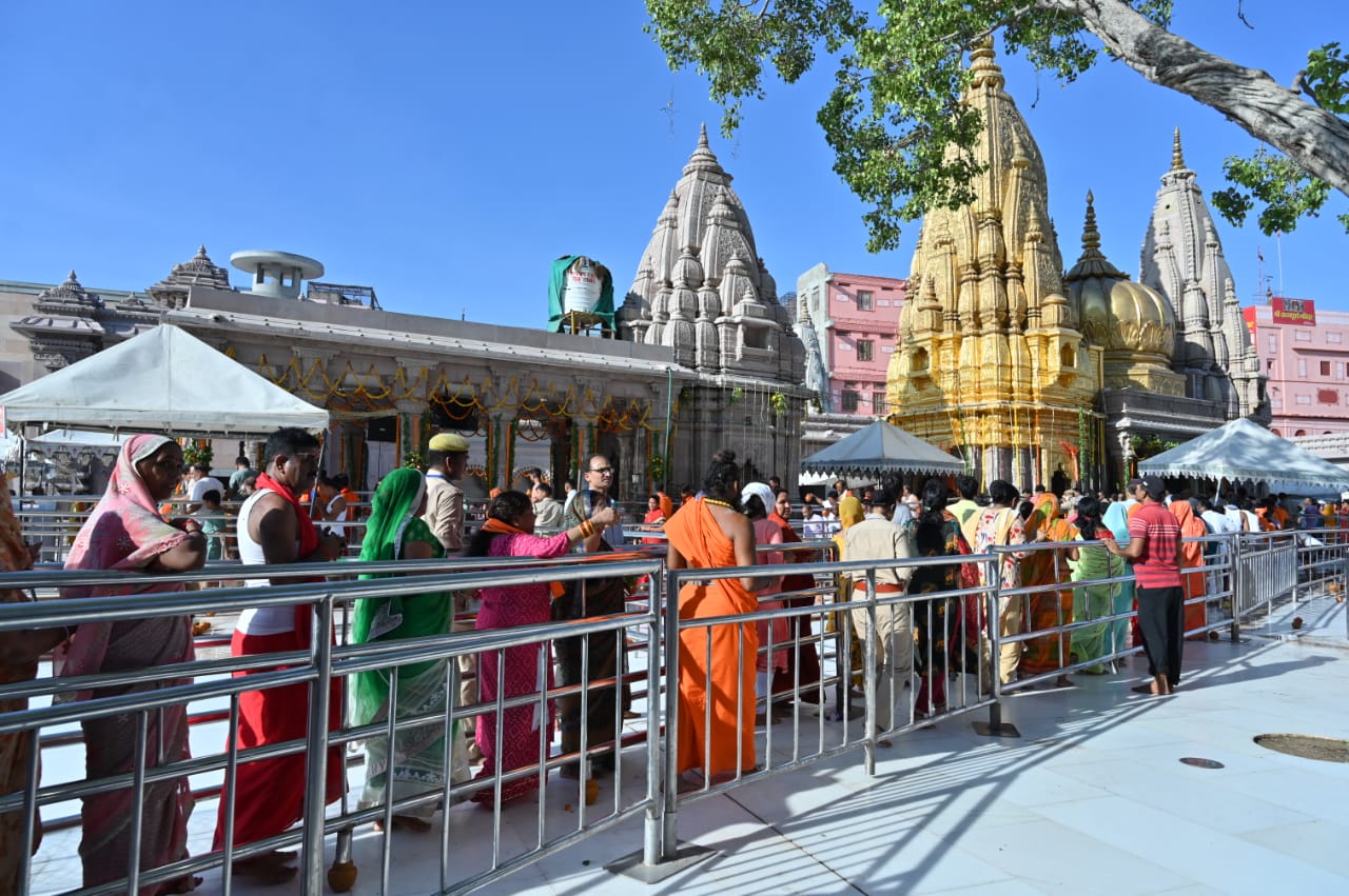 6-lakh-devotees-visits to  kashi vishwanath temple