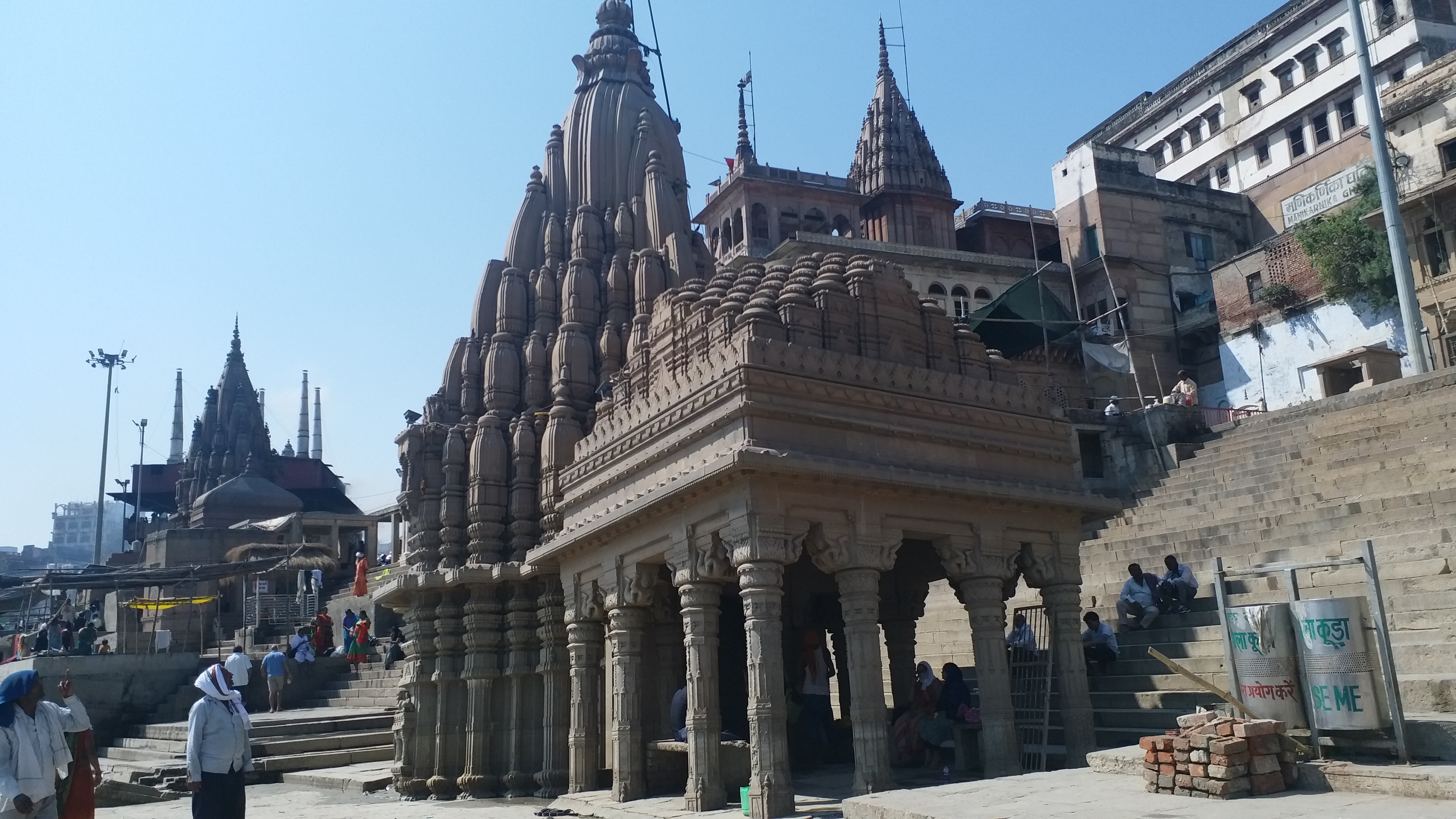 मणिकर्णिका घाट पर स्थित रत्नेश्वर महादेव मंदिर.