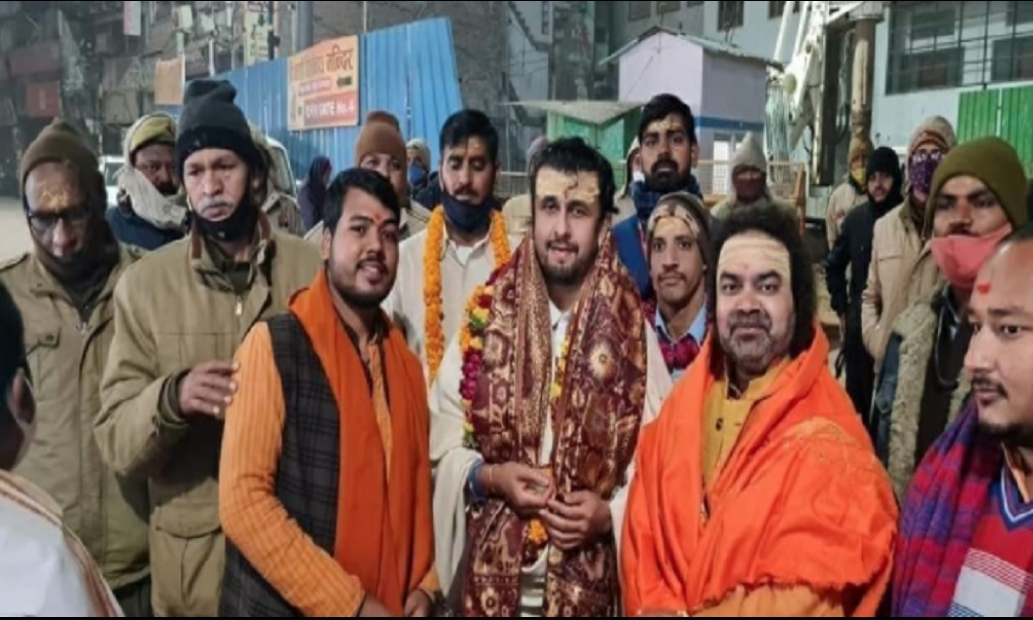 मंदिर के प्रधान अर्चक श्रीकांत आचार्य ने सोनू निगम को भेंट किया अंग वस्त्र.