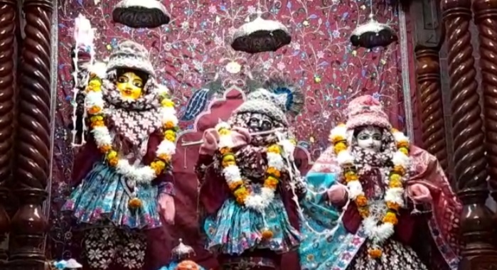 Devotees cover idols in Kashi Dham