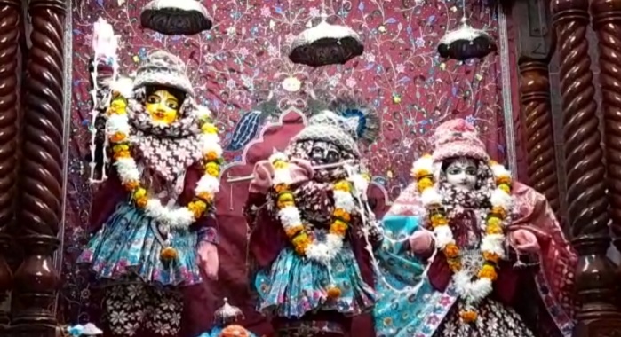 Devotees cover idols in Kashi Dham with clothes