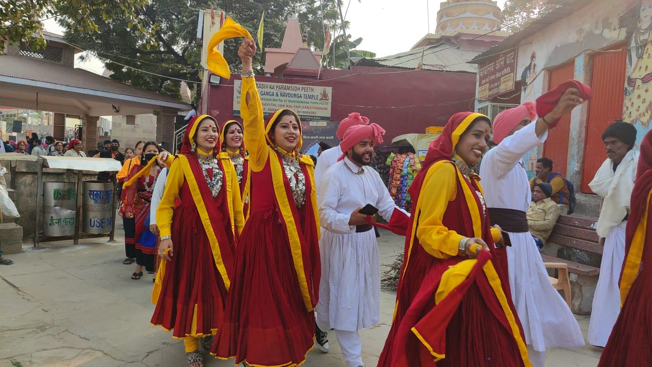 अस्सी घाट पर देश के विभिन्न स्थानों से आए कालाकारों ने की प्रस्तुति