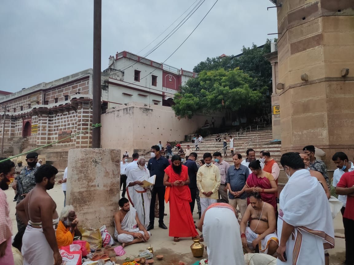 वाराणसी पहुंचे बाबा रामदेव