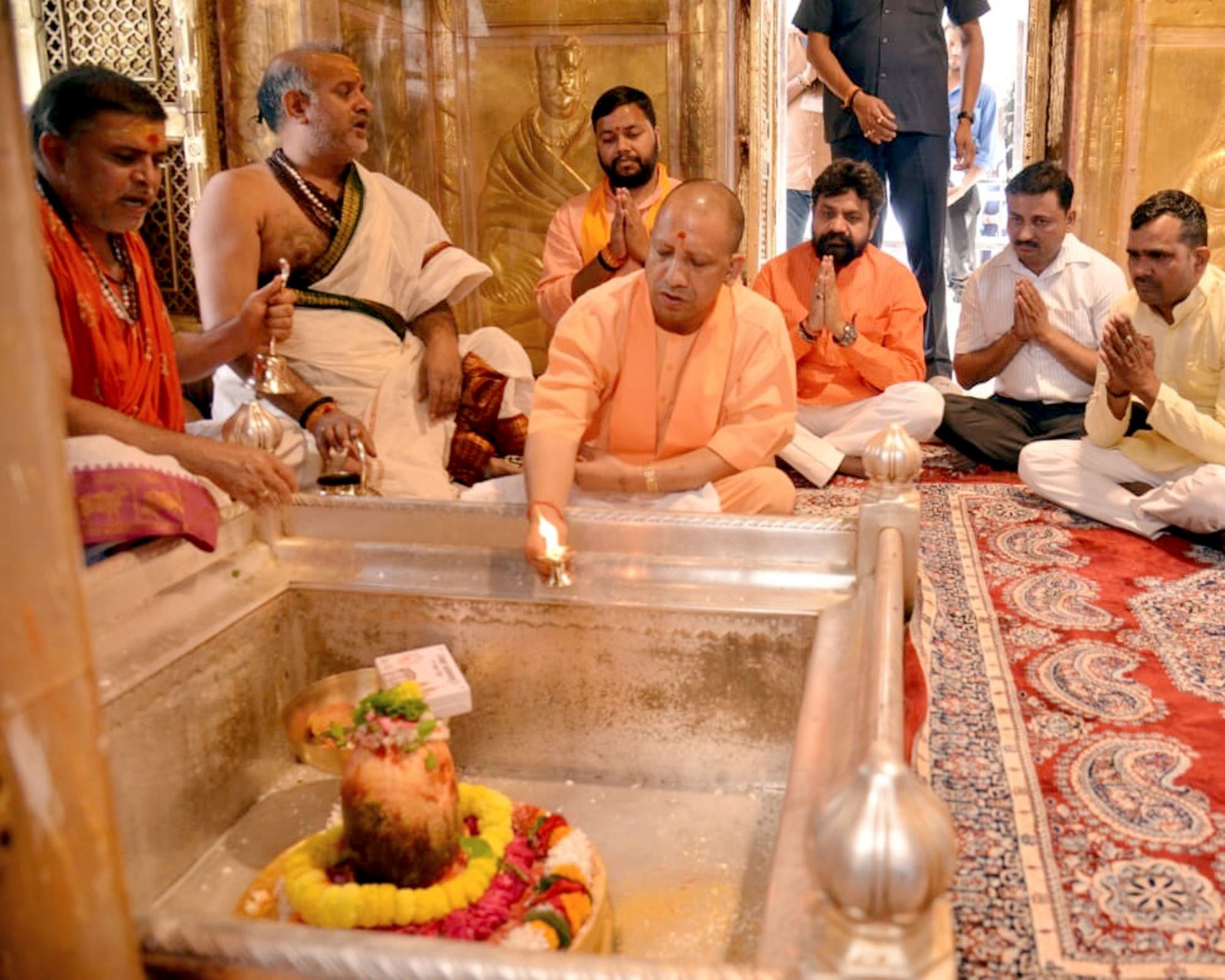 श्री काशी विश्वनाथ मंदिर में पूजन करते सीएम योगी