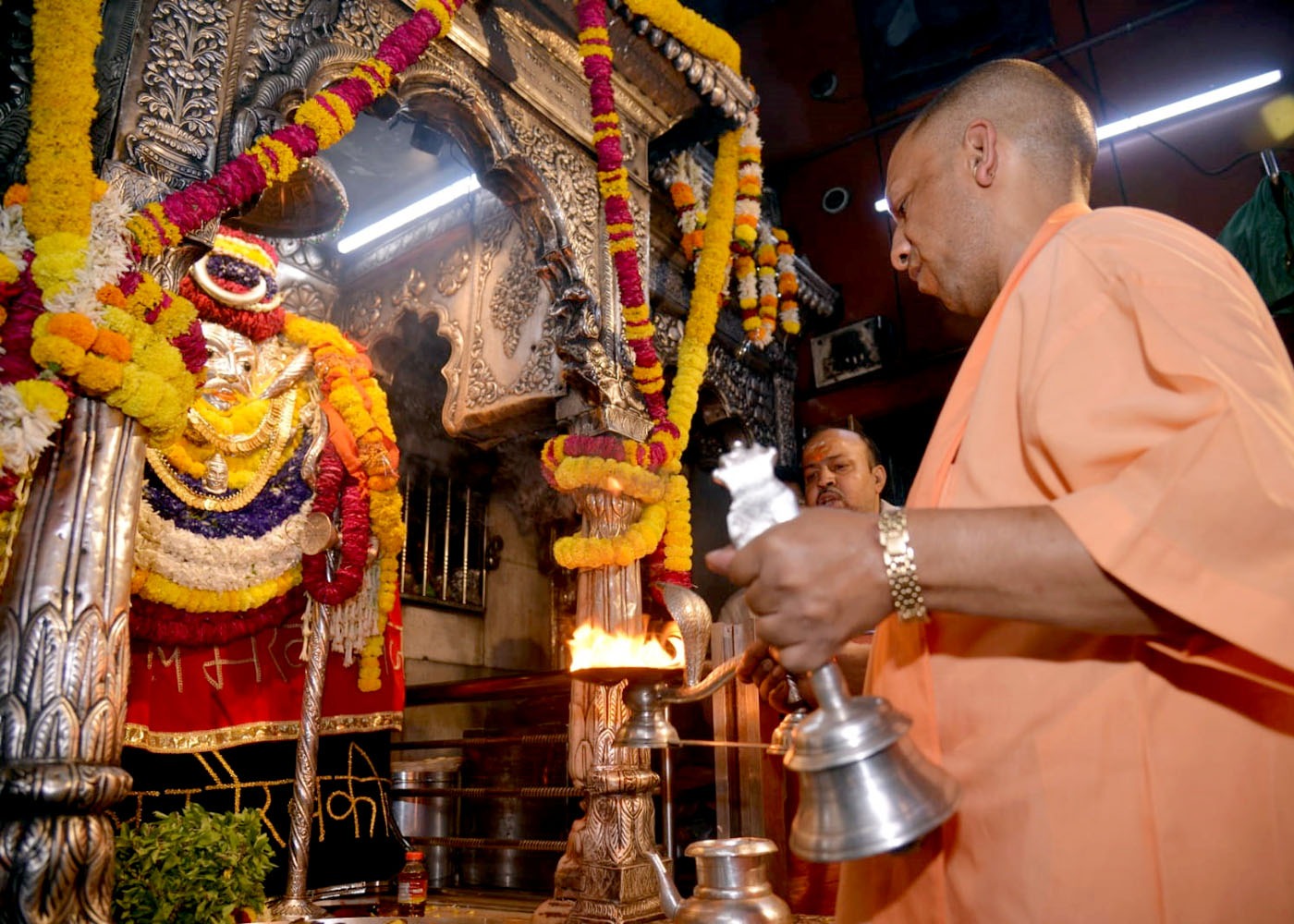 श्री काल भैरव मंदिर में दर्शन पूजन करते सीएम योगी