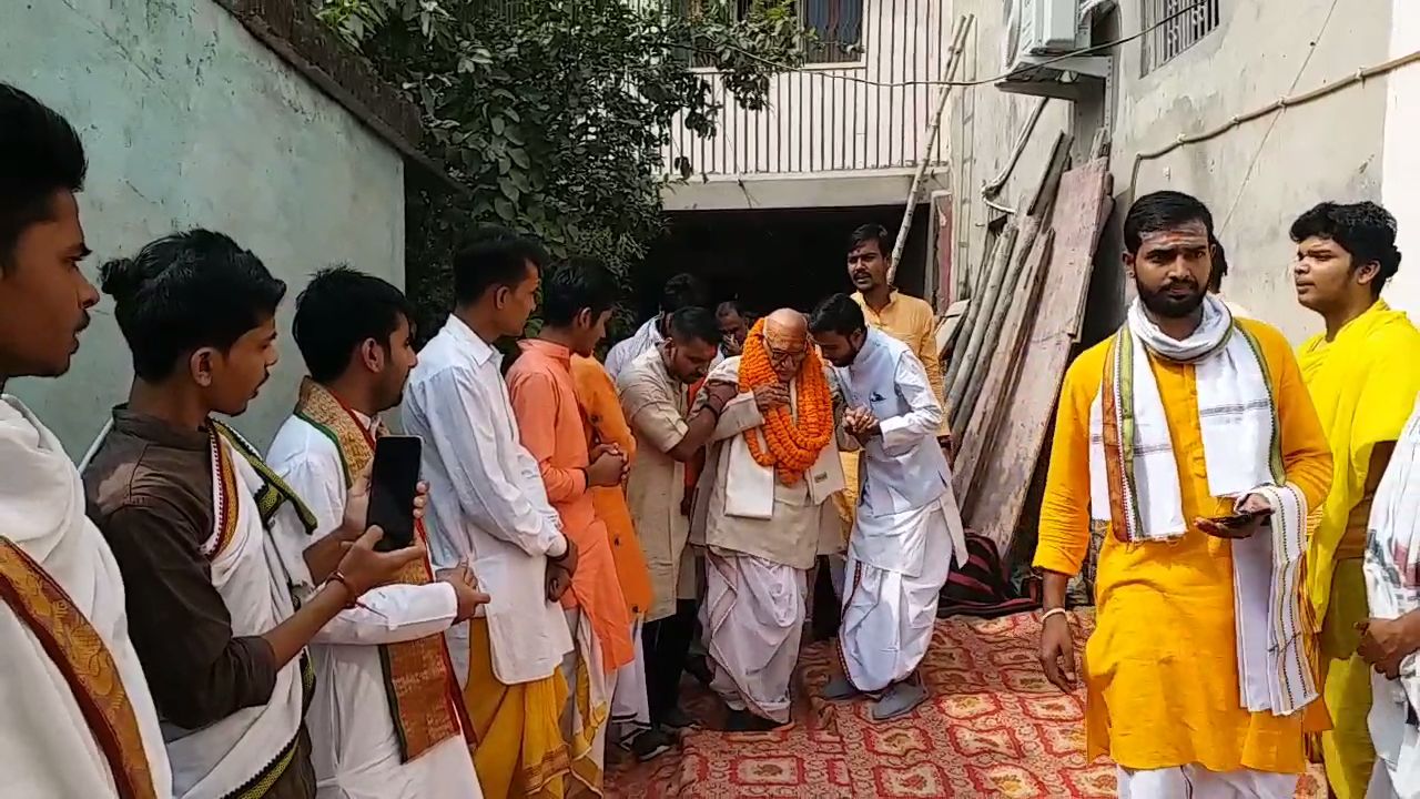 संस्कृत के विद्वान प्रो. रामयत्न शुक्ल के दिल्ली रवाना होने से पूर्व 51 आचार्यों ने किया वैदिक मंत्रोच्चार.