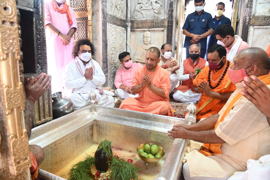 विश्वनाथ मंदिर में पूजा करते सीएम योगी आदित्यनाथ