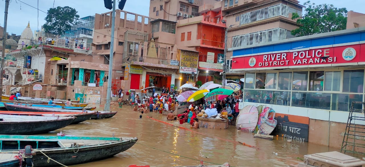 वाराणसी में वार्निंग लेवल के करीब गंगा