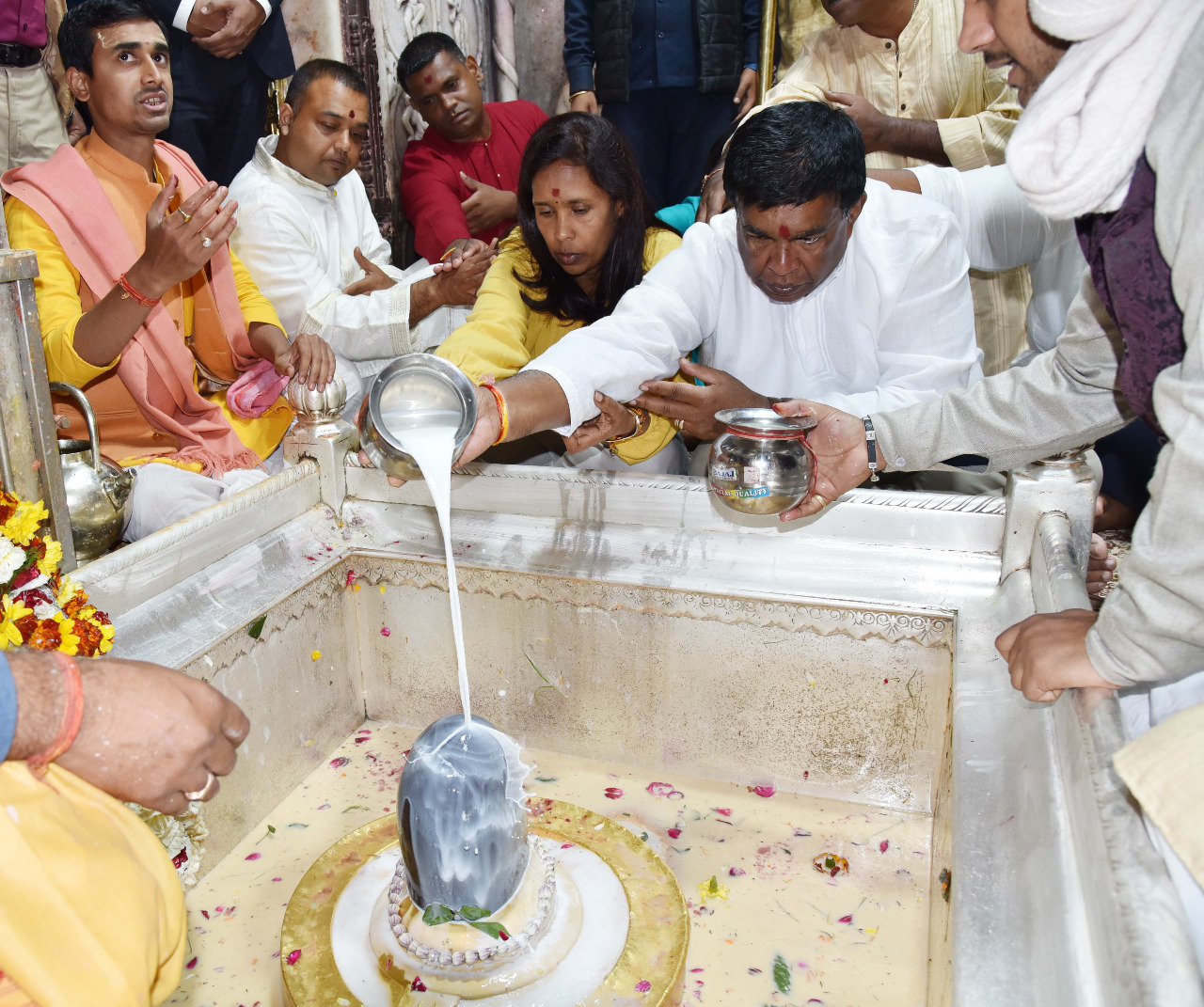 Mauritius President Prithvirajsing Roopun while offering milk to Lord Shiva