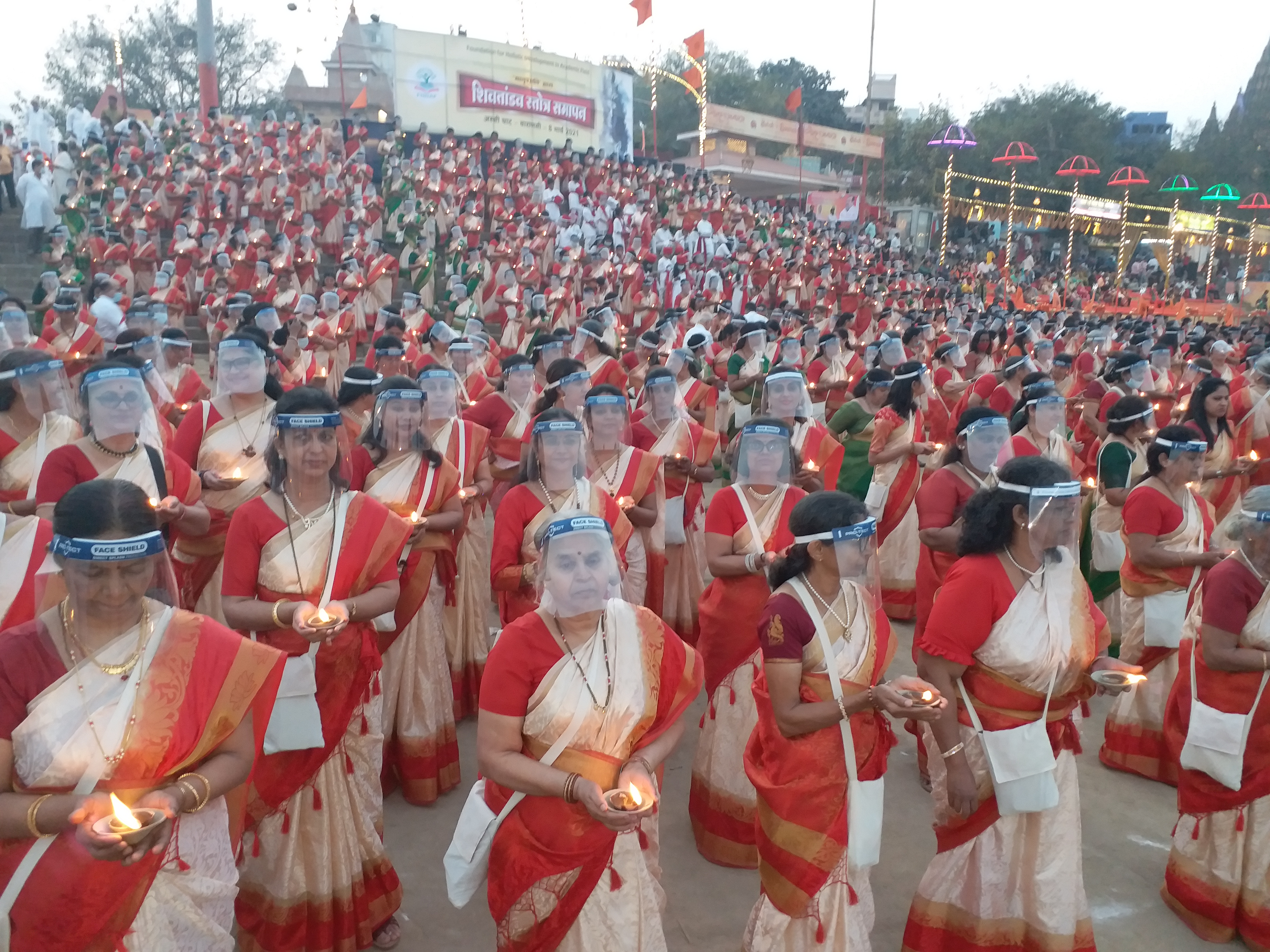 शिव तांडव स्त्रोत पाठ में शामिल महिलाएं.