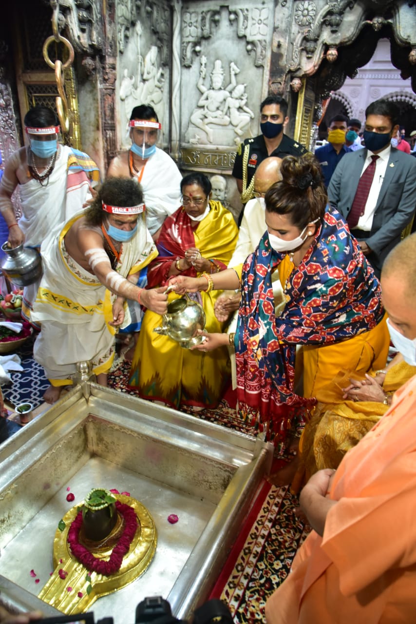 President Ram Nath Kovind and Chief Minister Yogi Adityanath participate in 'Ganga Aarti' at Dashashwamedh Ghat in Varanasi