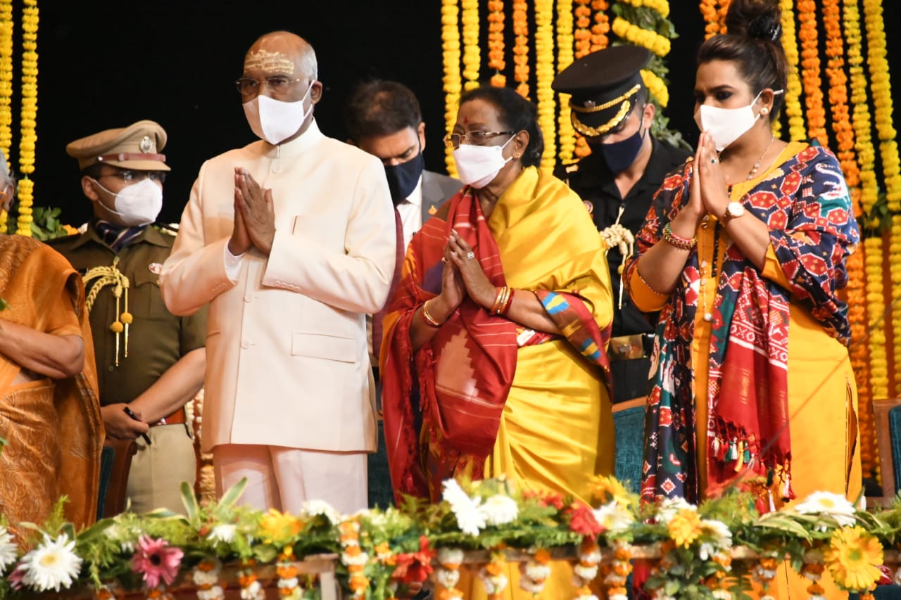 President Ram Nath Kovind and Chief Minister Yogi Adityanath participate in 'Ganga Aarti' at Dashashwamedh Ghat in Varanasi