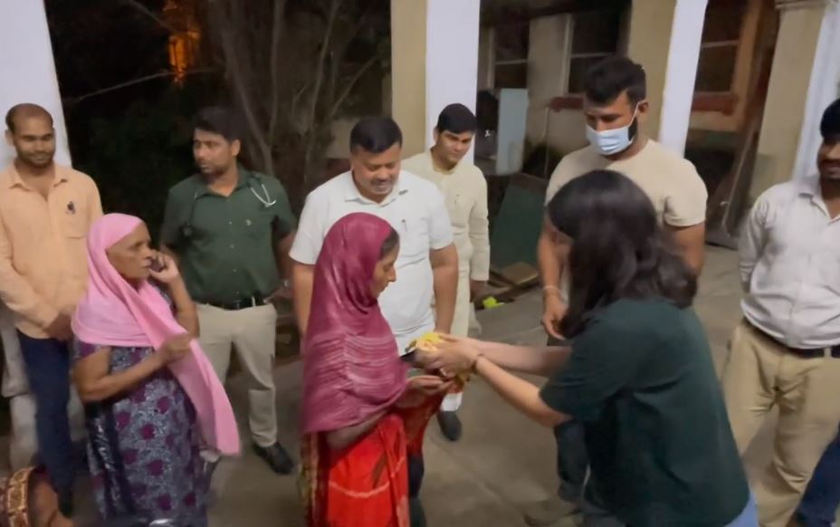 cheteshwar pujara worship in vishwanath temple