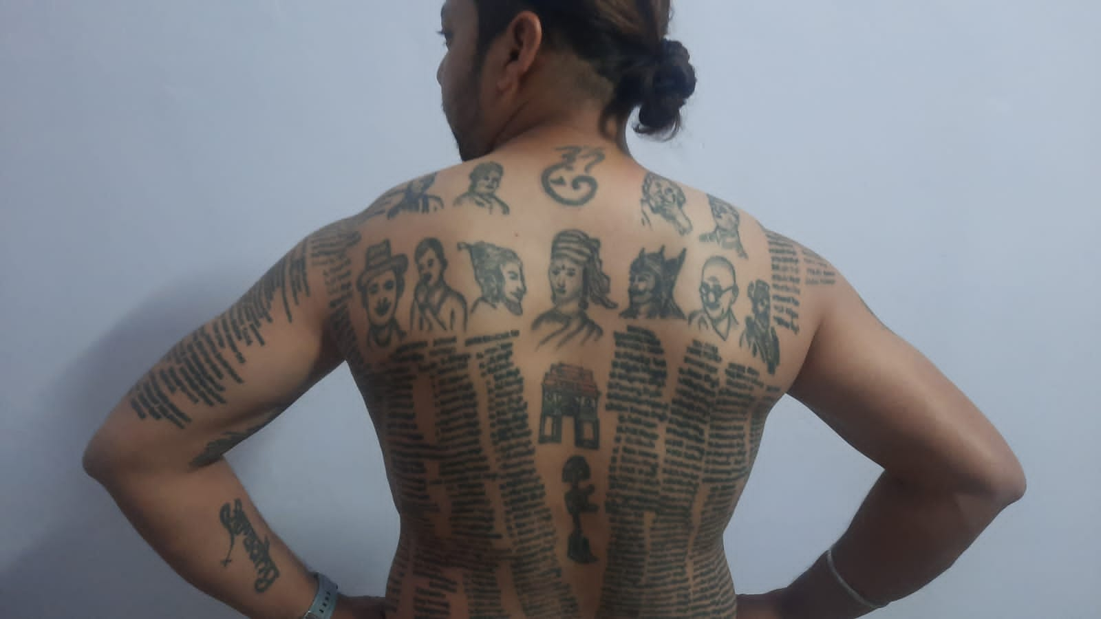 man  tattood  631 of martyrs on his body in uttarpradesh