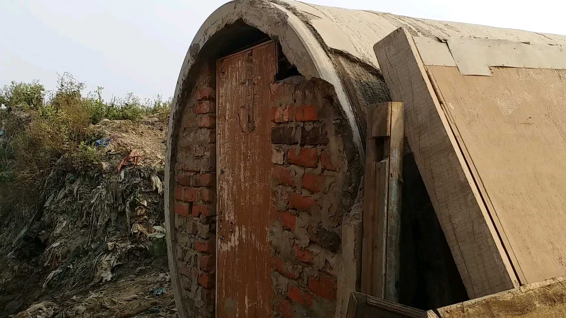 Banaras: A gypsy family settled in a government pipe