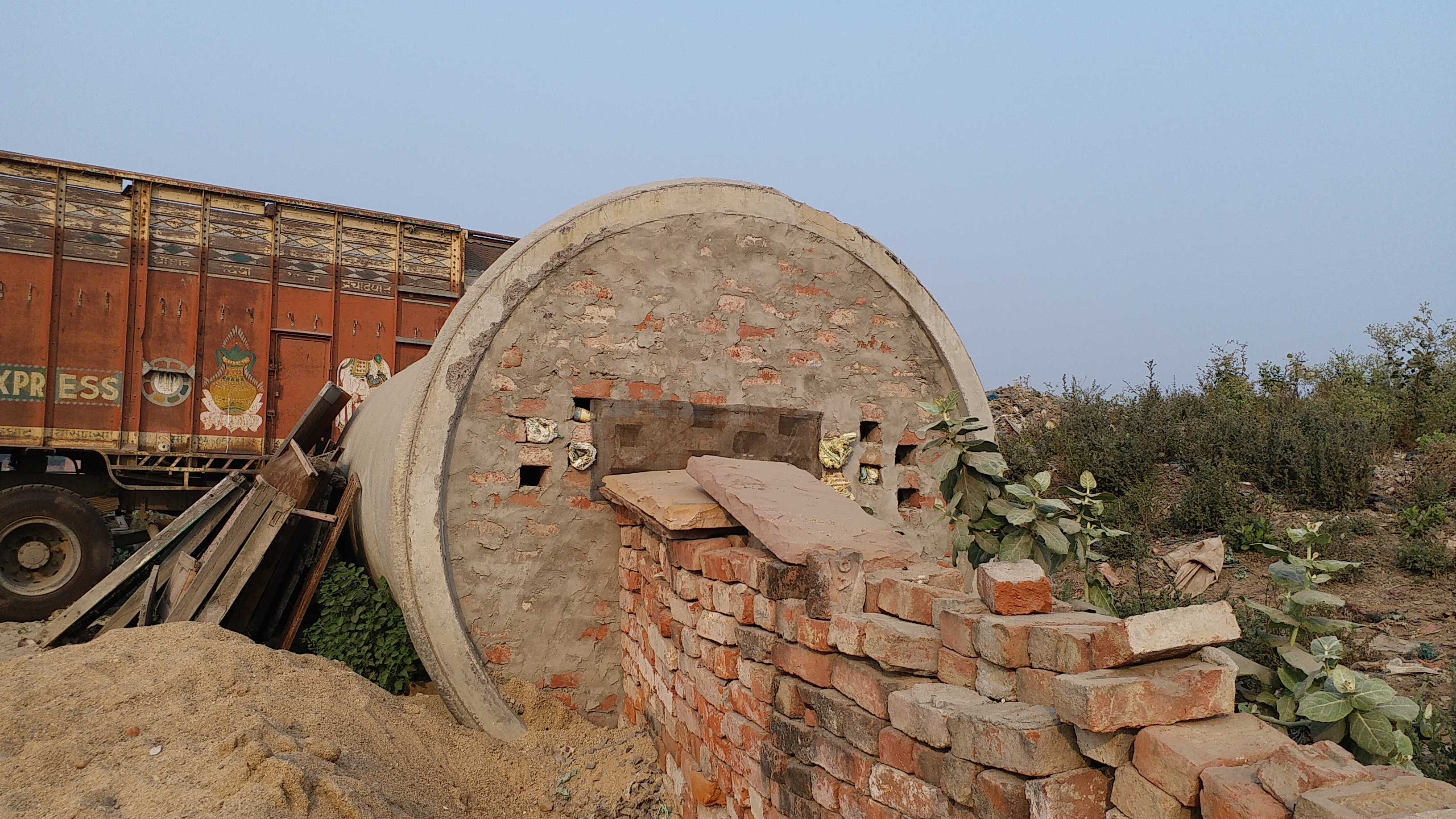 Banaras: A gypsy family settled in a government pipe