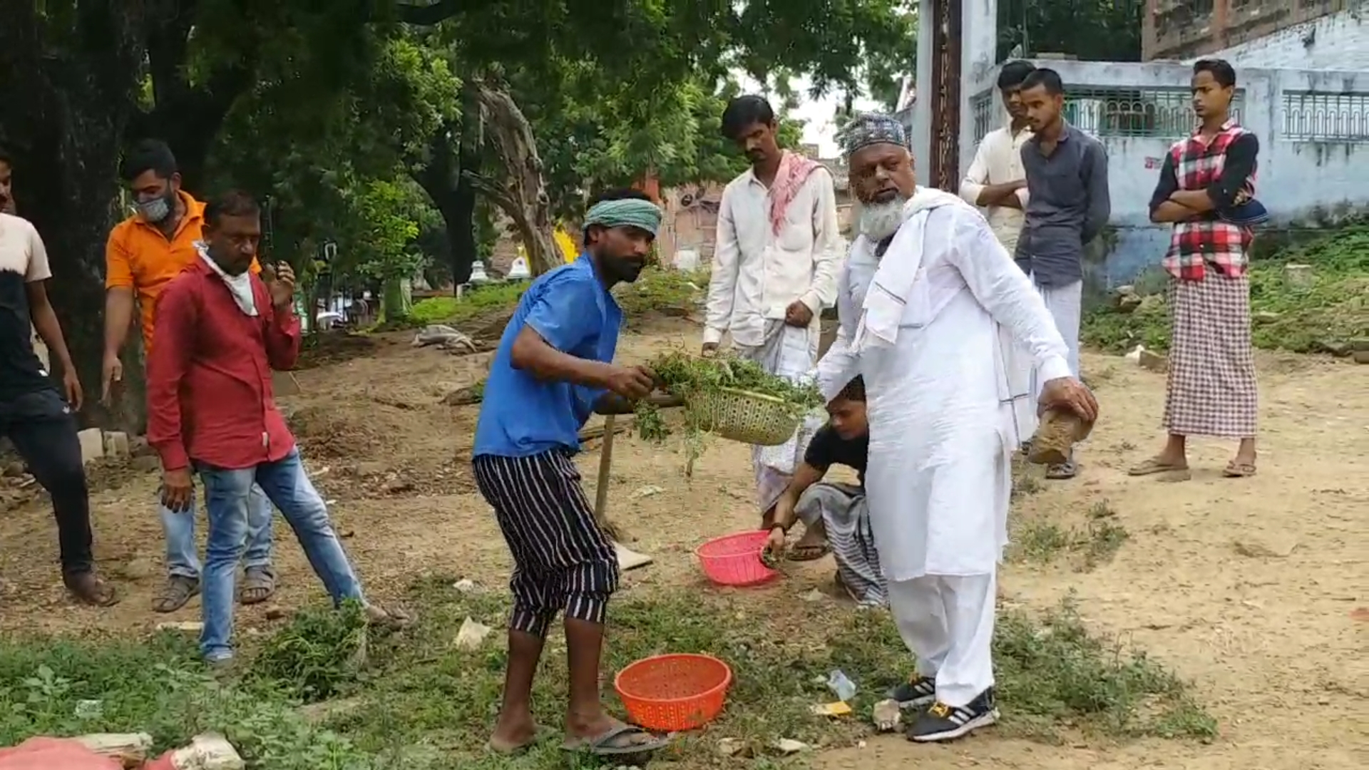 Banaras: Cleaning and planting campaign begins in Qabristan