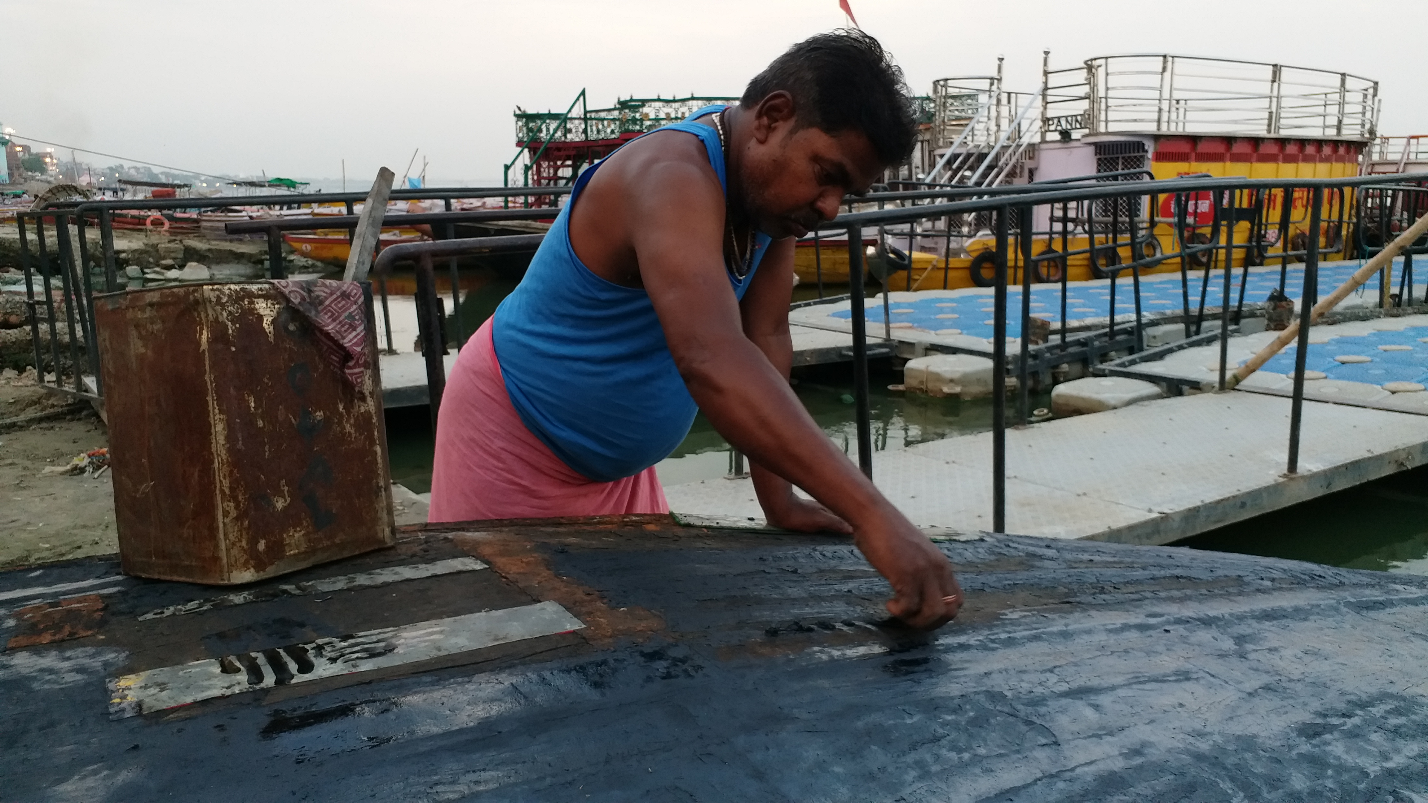 boat rider facing financial crisis due to covid in varanasi