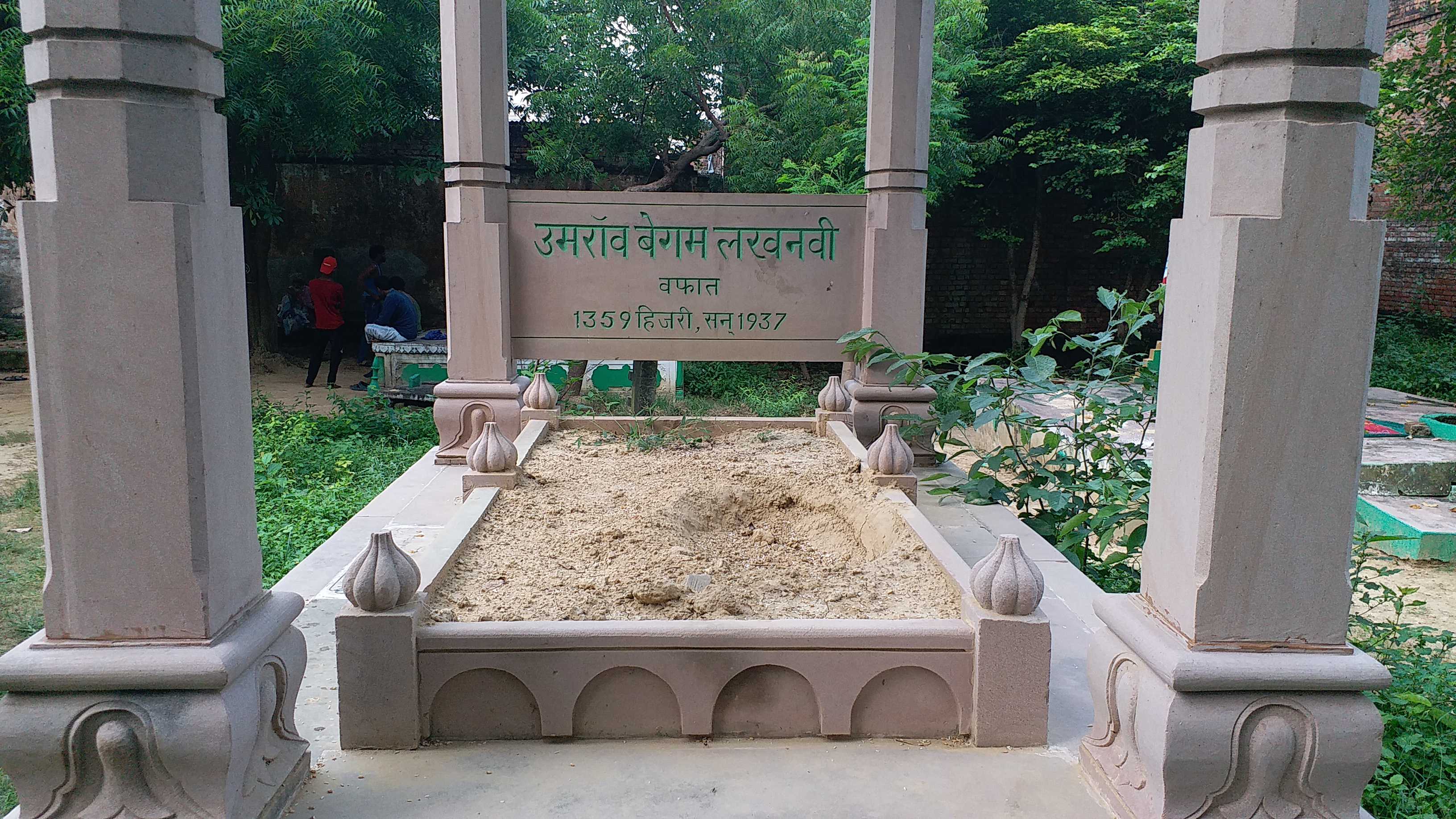 What is the reality of Umrao Begum's tomb in Varanasi