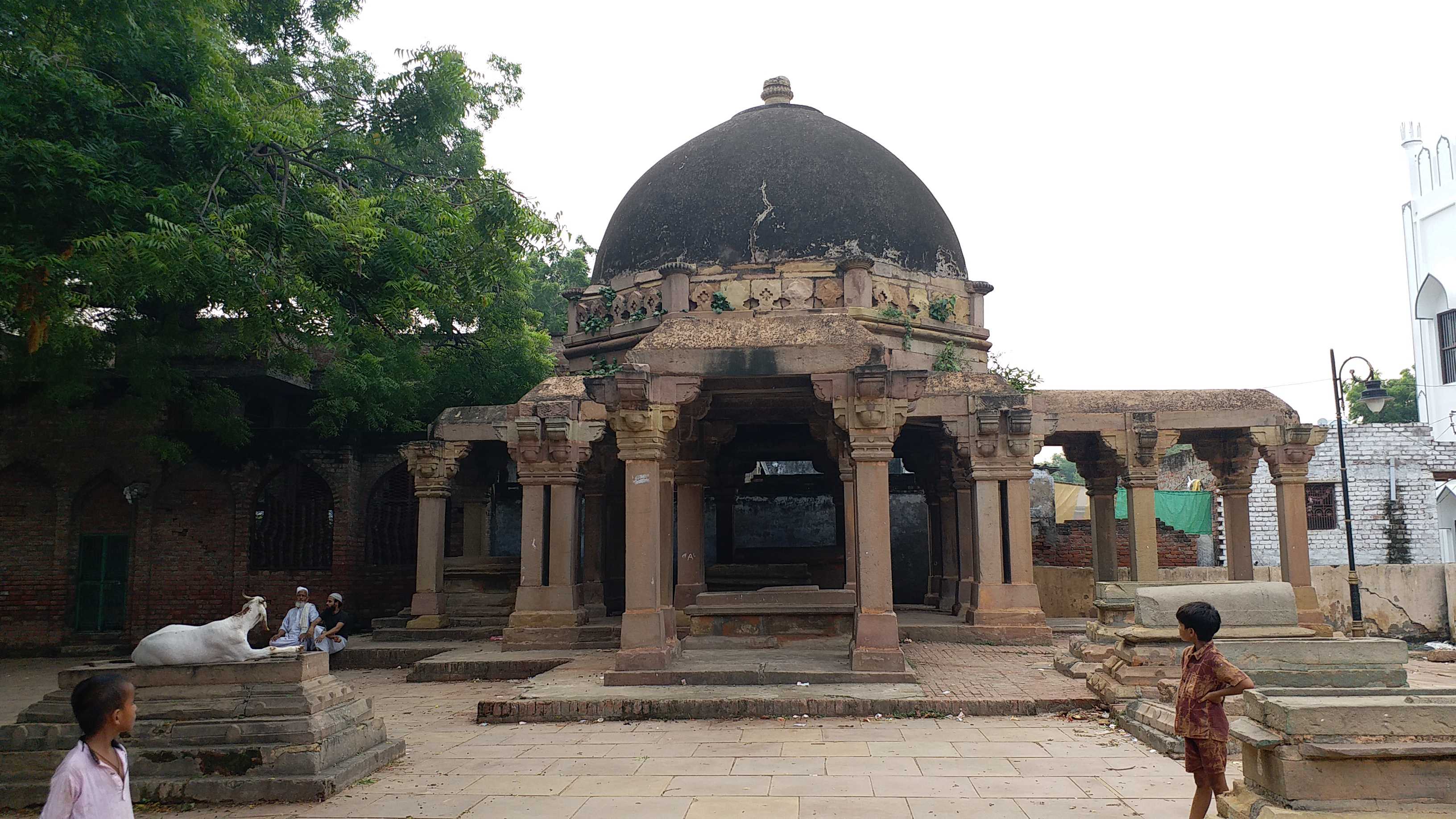 historical 32 khamba tomb in varanasi