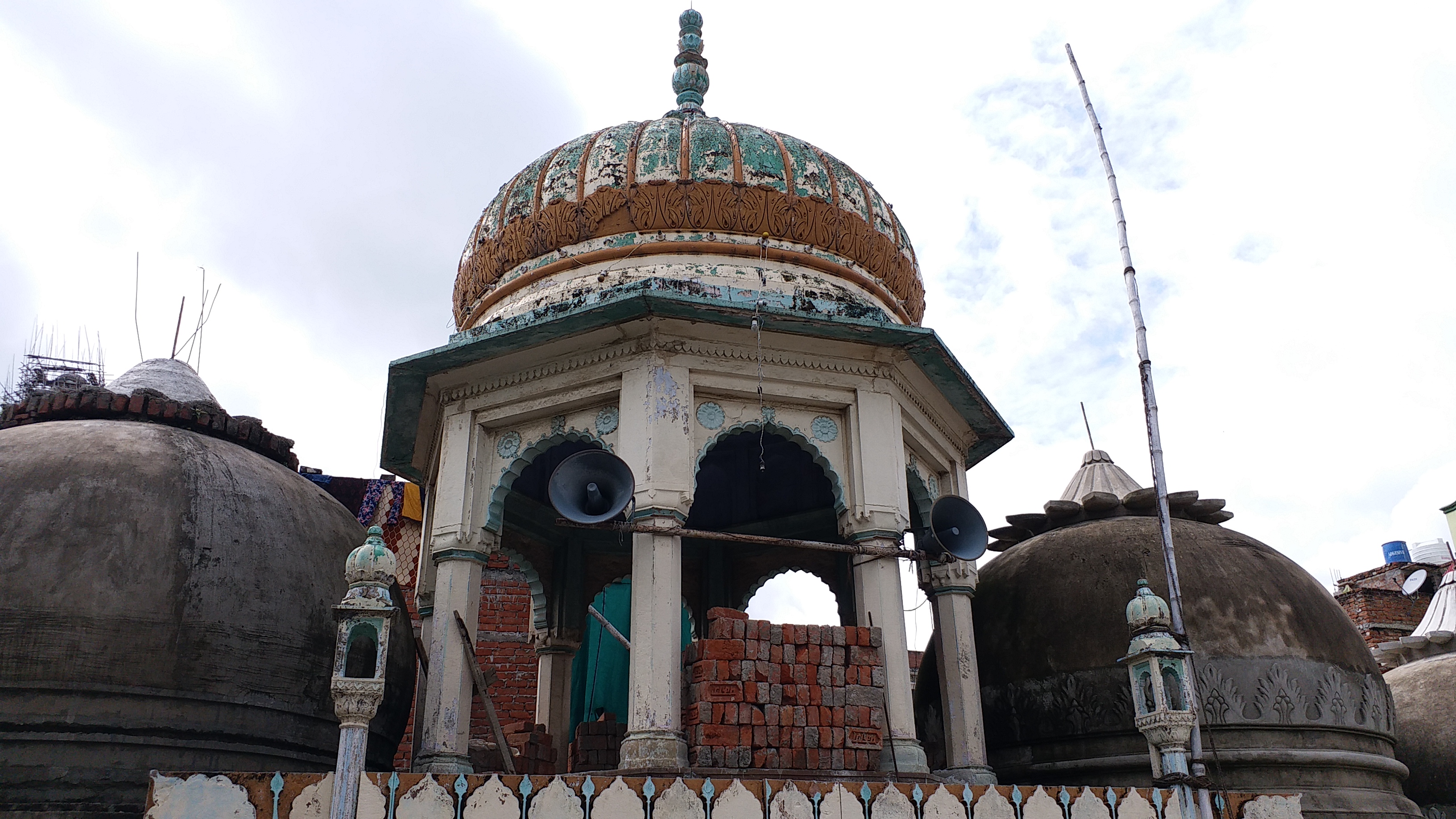 بنارس کی پانچ گنبد والی اکلوتی مسجد