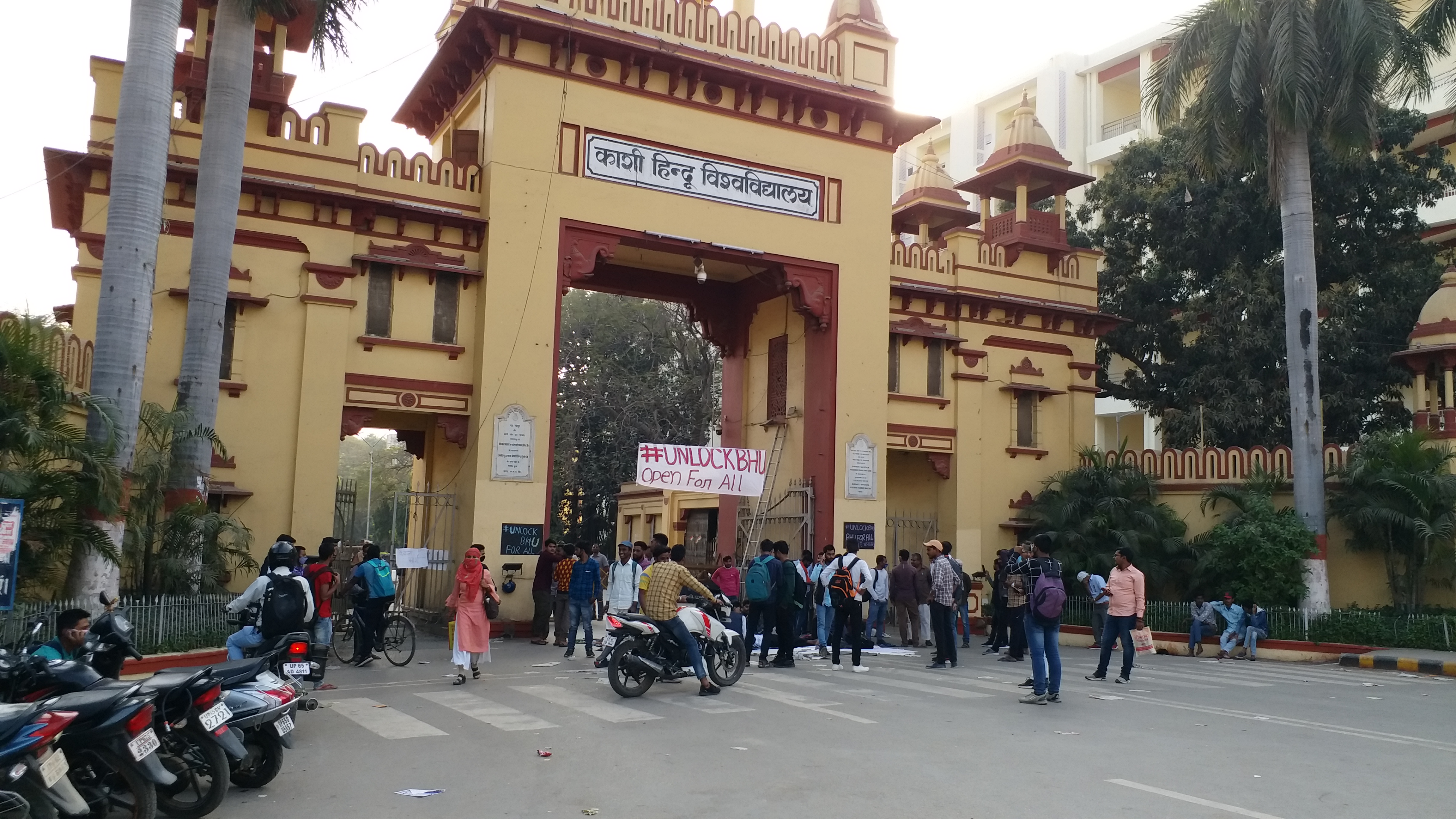 University should be opened for all, students protest in BHU