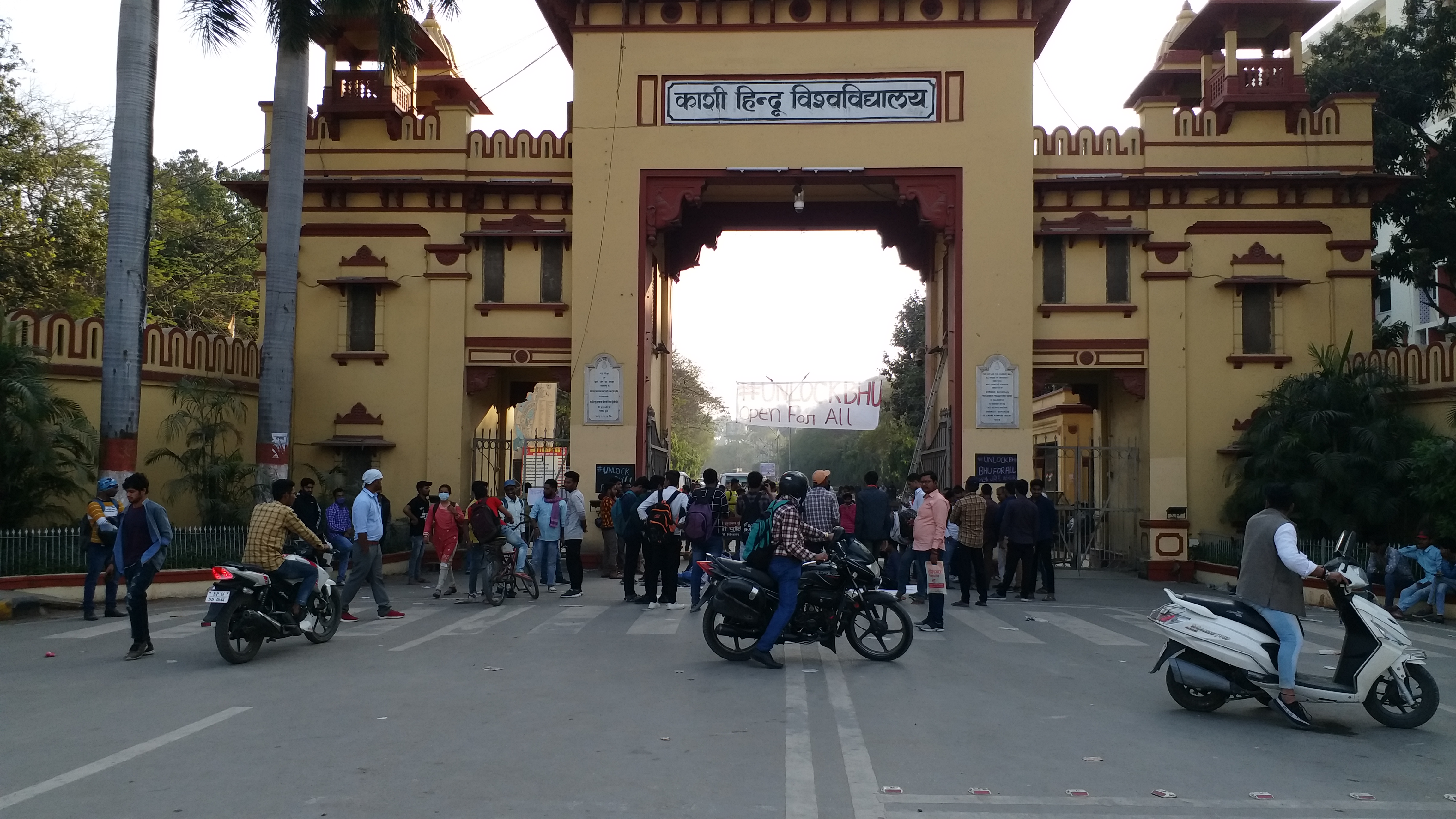 University should be opened for all, students protest in BHU