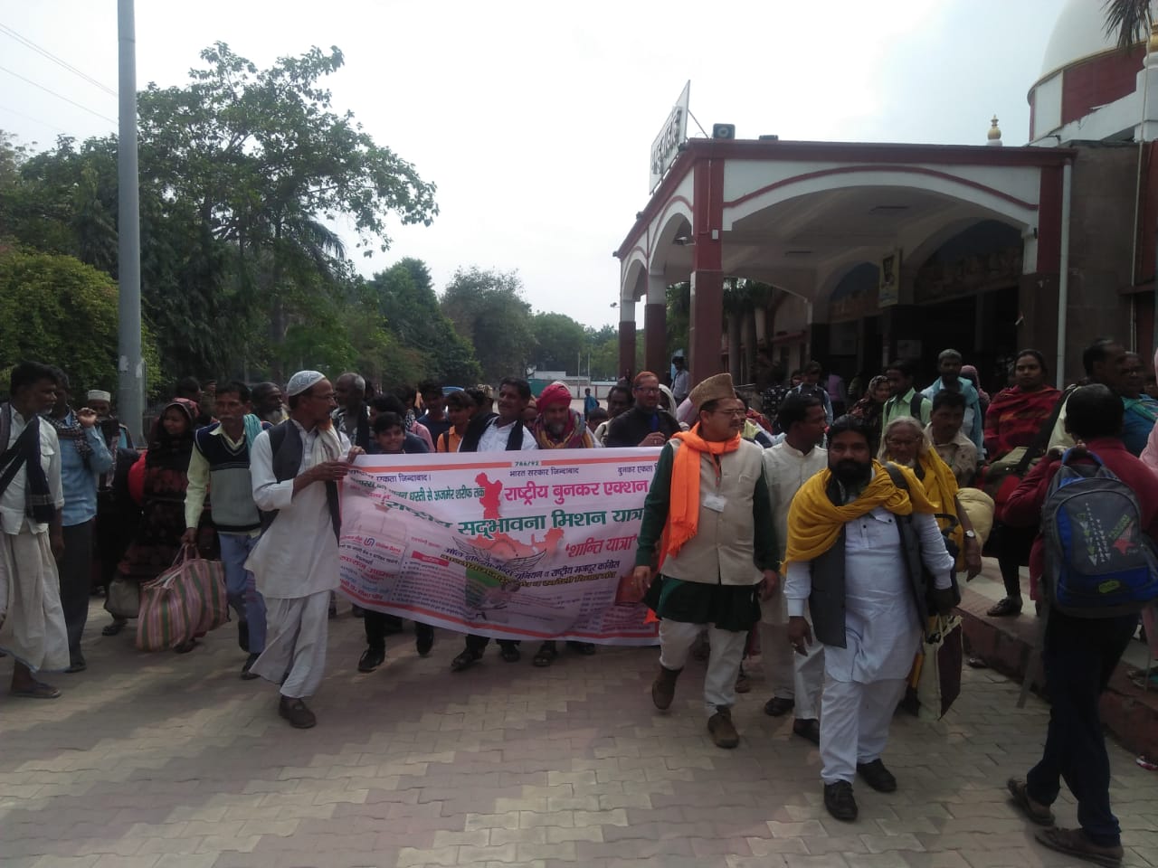 a delegation with_tiranga gone to ajmer dargah from banaras