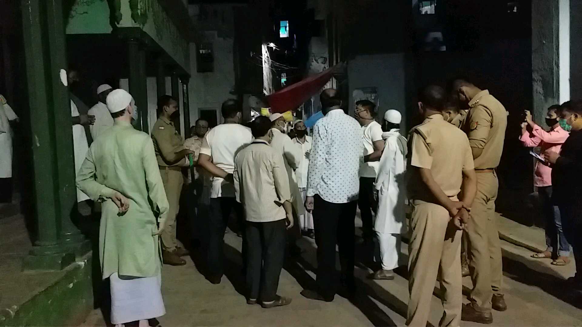 shia and sunni both prayer this place in varanasi