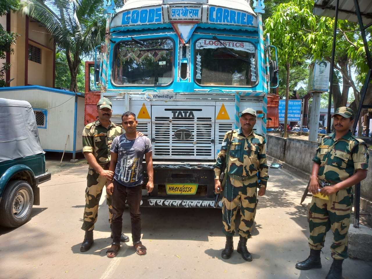 BSF arrests two Indian smugglers, BSF seized gold, Gold smugglers arrest in west Bengal, Wesh bengal crime news, ಇಬ್ಬರು ಭಾರತೀಯ ಸ್ಮಗ್ಲರ್​ಗಳನ್ನು ಬಂಧಿಸಿದ ಬಿಎಸ್ಎಫ್, ಚಿನ್ನವನ್ನು ವಶಪಡಿಸಿಕೊಂಡ ಬಿಎಸ್ಎಫ್, ಪಶ್ಚಿಮ ಬಂಗಾಳದಲ್ಲಿ ಗೋಲ್ಡ್​ ಸ್ಮಗ್ಲರ್​ಗಳ ಬಂಧನ, ಪಶ್ಚಿಮ ಬಂಗಾಳ ಅಪರಾಧ ಸುದ್ದಿ,