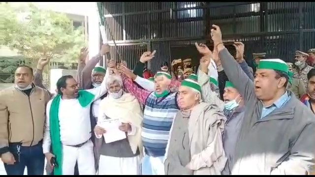 farmer protest at district headquarters against agricultural laws in ghaziabad