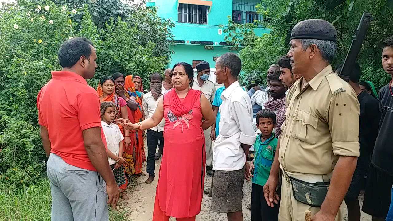 विरोध प्रदर्शन करते ग्रामीण