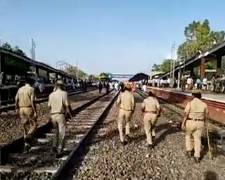 Stoneing between the Kirodi supporters and police in Dausa