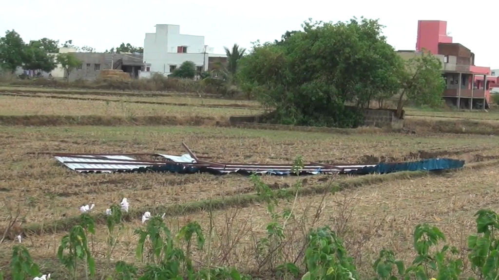 virudhunagar trees, electric poles fells in a strong strom: people's livelihood affected