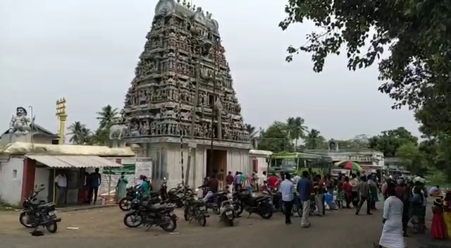 crowd of devotees coming to the temple without coronavirus fear