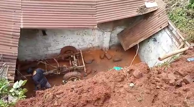 nilgiris aftermath floods people suffers with damaged shelters and having no foods.nilgiris aftermath floods people suffers with damaged shelters and having no foods.