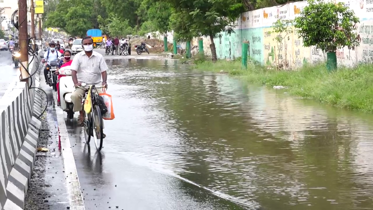 erode-innumerable-liters-of-drinking-water-wasted-after-its-pipe-got-broke