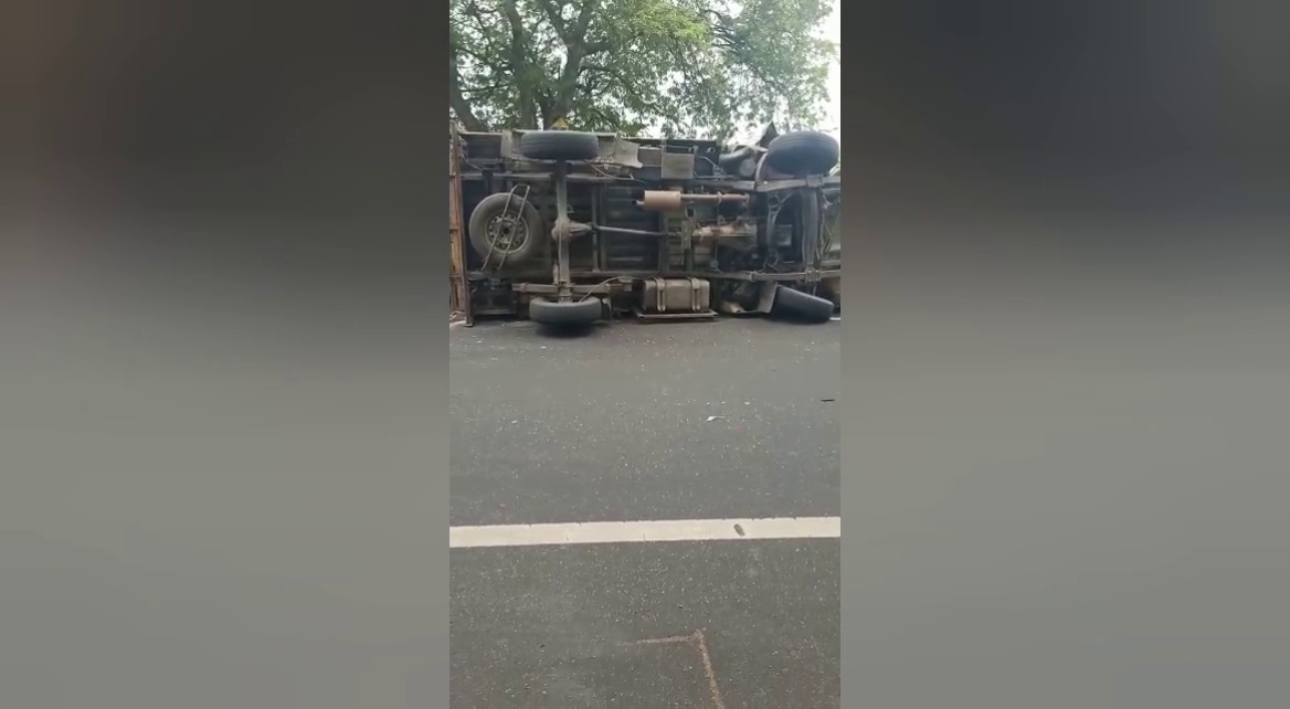 virudhunagar load auto clashes car accident including police an another man injured