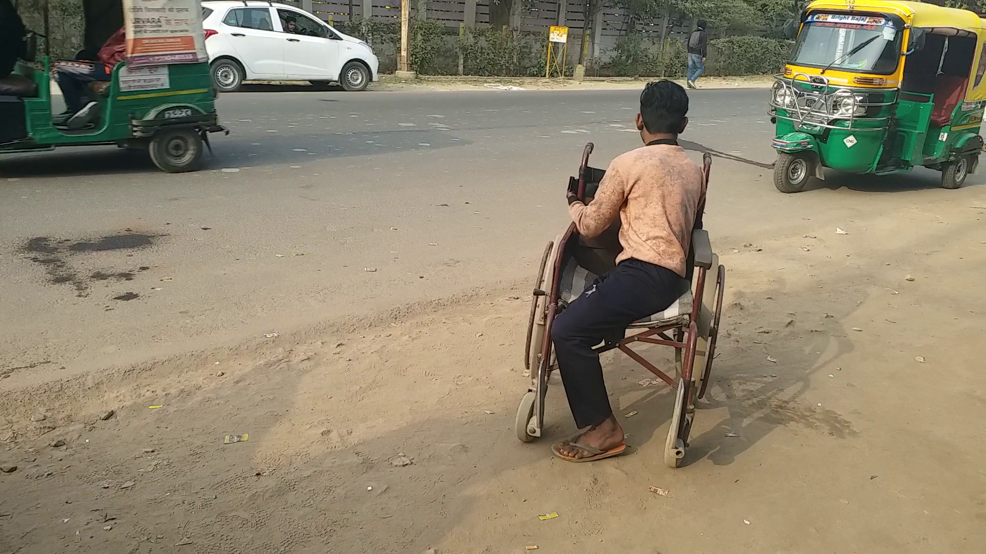 दोनों हाथ और एक पैर गंवा चुके रियाज