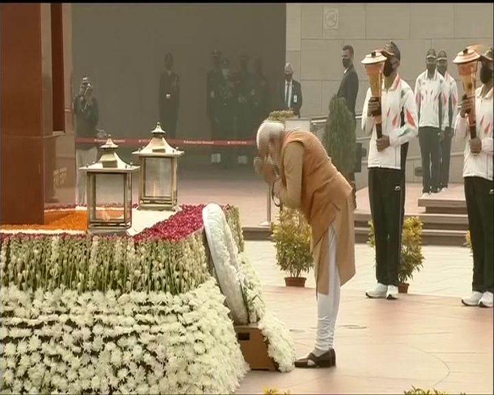 PM Modi participates in homage, reception ceremony of 'Swarnim Vijay Mashaals' at War Memorial