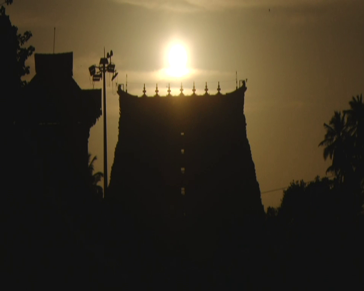 Padmanabha Swamy temple marvel  sun passes through all the temple tower windows  Padmanabha Swamy temple tower mystery  Sun set in Padmanabha Swamy temple  ಶ್ರೀ ಪದ್ಮನಾಭ ಸ್ವಾಮಿ ದೇವಸ್ಥಾನ  ಕೇರಳ ಮತ್ತು ದ್ರಾವಿಡ ಶೈಲಿಯ ವಾಸ್ತುಶಿಲ್ಪದ ಸಮ್ಮಿಲನ  ಶ್ರೀ ಪದ್ಮನಾಭ ಸ್ವಾಮಿ ದೇವಸ್ಥಾನದ ಗೋಪರದ ವಿಸ್ಮಯ  ಗೋಪುರದ ನಿರ್ಮಾಣದಲ್ಲಿ ವೈಜ್ಞಾನಿಕ ಲೆಕ್ಕಾಚಾರ  ವಿಷುವತ್ ಸಂಕ್ರಾಂತಿಯ ದಿನ  ಅನಿಜಮ್ ತಿರುನಾಳ್ ಮಾರ್ತಾಂಡವರ್ಮ ಆಳ್ವಿಕೆ  ಶ್ರೀ ಪದ್ಮನಾಭ ಸ್ವಾಮಿ ದೇವಾಲಯದಲ್ಲಿ ವಿಸ್ಮಯ  ಗೋಪುರದ ಕಿಂಡಿಗಳ ಮೂಲಕ ಹಾದು ಹೋಗುವ ಸೂರ್ಯ