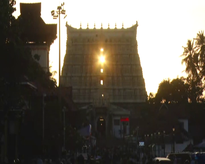 Padmanabha Swamy temple marvel  sun passes through all the temple tower windows  Padmanabha Swamy temple tower mystery  Sun set in Padmanabha Swamy temple  ಶ್ರೀ ಪದ್ಮನಾಭ ಸ್ವಾಮಿ ದೇವಸ್ಥಾನ  ಕೇರಳ ಮತ್ತು ದ್ರಾವಿಡ ಶೈಲಿಯ ವಾಸ್ತುಶಿಲ್ಪದ ಸಮ್ಮಿಲನ  ಶ್ರೀ ಪದ್ಮನಾಭ ಸ್ವಾಮಿ ದೇವಸ್ಥಾನದ ಗೋಪರದ ವಿಸ್ಮಯ  ಗೋಪುರದ ನಿರ್ಮಾಣದಲ್ಲಿ ವೈಜ್ಞಾನಿಕ ಲೆಕ್ಕಾಚಾರ  ವಿಷುವತ್ ಸಂಕ್ರಾಂತಿಯ ದಿನ  ಅನಿಜಮ್ ತಿರುನಾಳ್ ಮಾರ್ತಾಂಡವರ್ಮ ಆಳ್ವಿಕೆ  ಶ್ರೀ ಪದ್ಮನಾಭ ಸ್ವಾಮಿ ದೇವಾಲಯದಲ್ಲಿ ವಿಸ್ಮಯ  ಗೋಪುರದ ಕಿಂಡಿಗಳ ಮೂಲಕ ಹಾದು ಹೋಗುವ ಸೂರ್ಯ