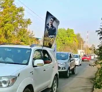 Fans came in 200 cars to watch Balayya film  Veera simha reddy movie release  Fans craze for NTR Balayya movie  ಚಿತ್ರ ವೀಕ್ಷಿಸಲು 200 ಕಾರ್​ಗಳಲ್ಲಿ ಬಂದ ಅಭಿಮಾನಿಗಳು  ಅಮೆರಿಕಾದಲ್ಲಿ ಚಿತ್ರ ಅರ್ಧಕ್ಕೆ ಮೊಟಕು  ವೀರ ಸಿಂಹ ರೆಡ್ಡಿ ಬಿಡುಗಡೆಯಾಗಿ ಅತ್ಯುತ್ತಮ ಪ್ರದರ್ಶನ  ಬಾಲಯ್ಯ ಹಾಡಿಗೆ ಸಖತ್​ ಹೆಜ್ಜೆ ಹಾಕಿದ ಅಜ್ಜ  ಎರಡು ಕಡೆಗಳಲ್ಲಿ ಸ್ಕ್ರೀನ್​ಗೆ ಬೆಂಕಿ  ಸಾಗರೋತ್ತರದಲ್ಲಿ ಬಾಲಯ್ಯ ಅಭಿಮಾನಿಗಳ ಗದ್ದಲ