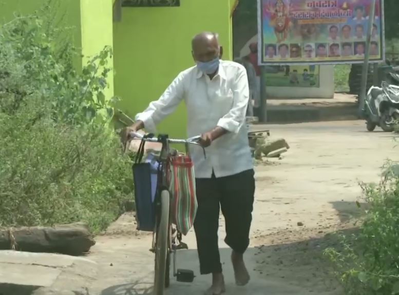 83 years maharastra homeopathic doctor travels his bicycle to treats people daily