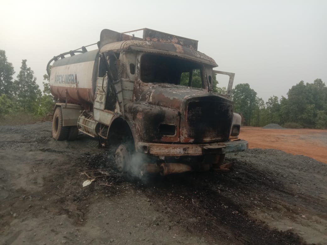 Naxalites burn eight vehicles in Latehar