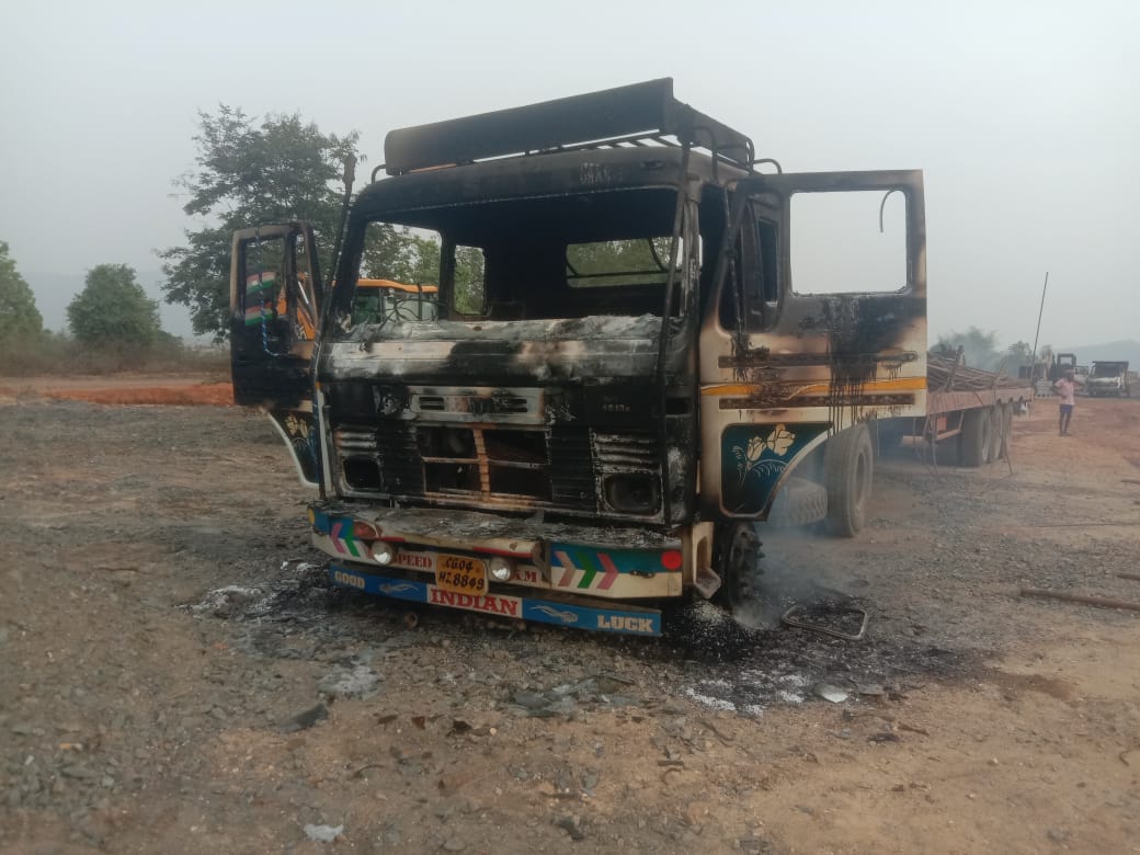 Naxalites burn eight vehicles in Latehar